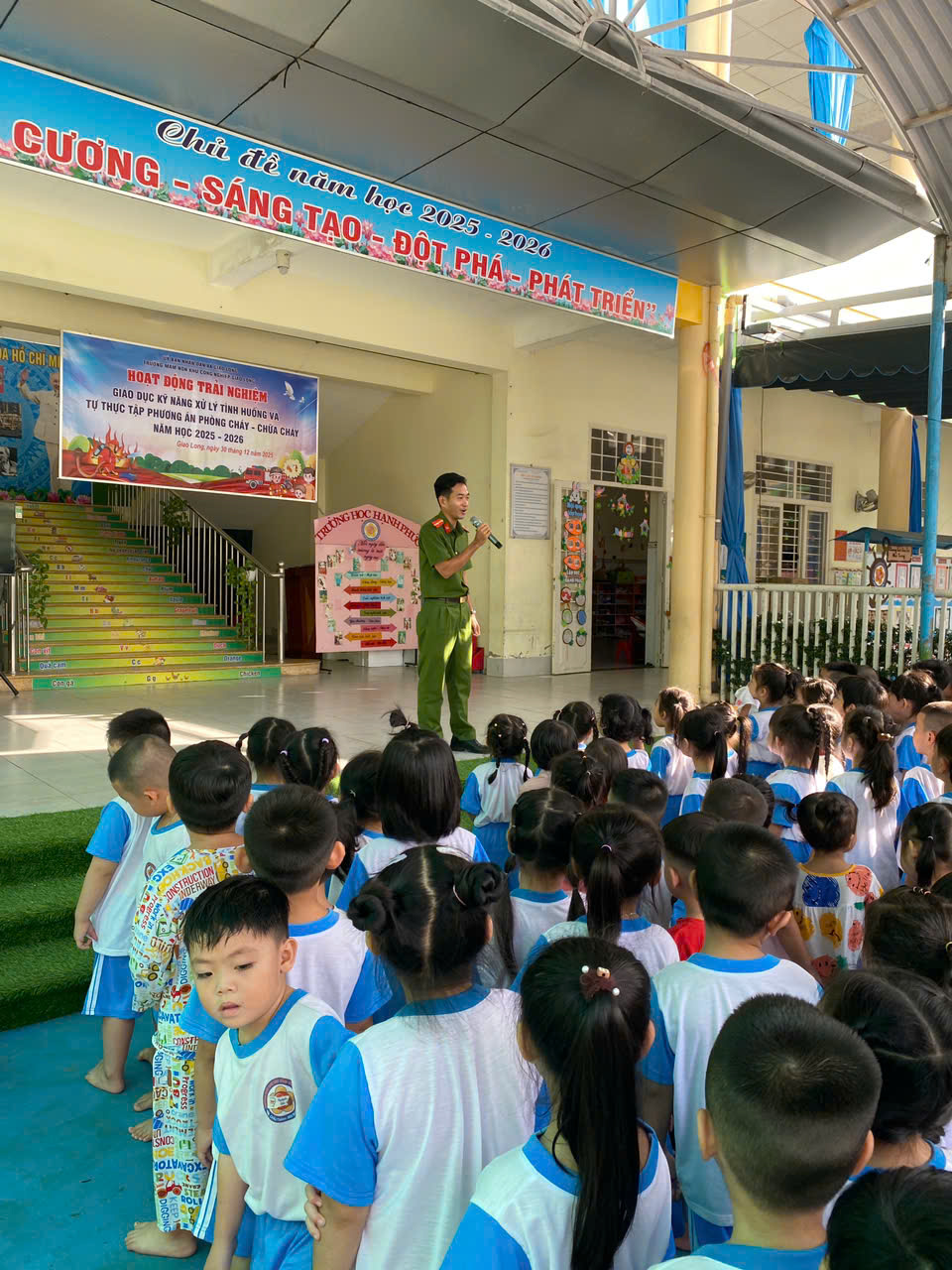 CÔNG AN XÃ GIAO LONG PHỐI HỢP TỔ CHỨC HOẠT ĐỘNG TRẢI NGHIỆM GIÁO DỤC KỸ NĂNG PHÒNG CHÁY, CHỮA CHÁY TẠI TRƯỜNG MẦM NON KHU CÔNG NGHIỆP GIAO LONG