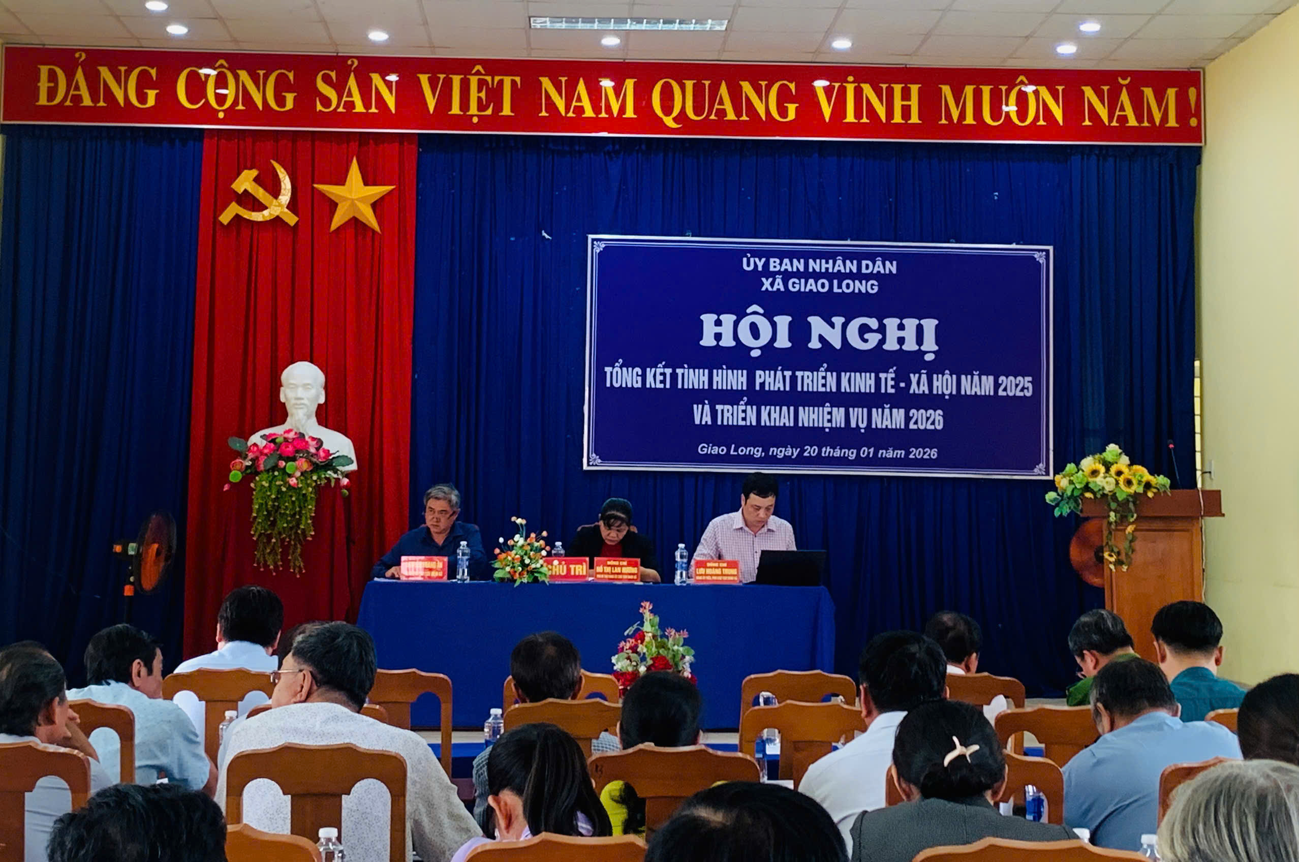 UBND XÃ GIAO LONG TỔ CHỨC HỘI NGHỊ TỔNG KẾT TÌNH HÌNH PHÁT TRIỂN KINH TẾ – XÃ HỘI NĂM 2025 VÀ TRIỂN KHAI NHIỆM VỤ NĂM 2026