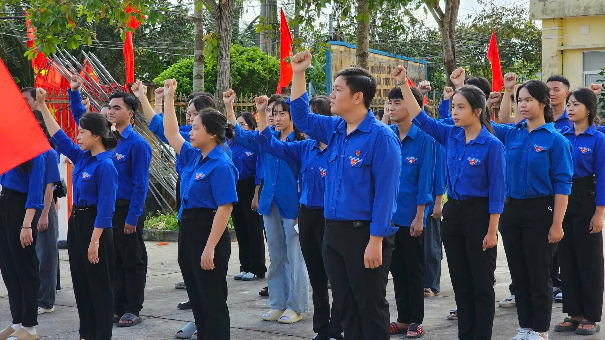 Lễ chào cờ, hát Quốc ca, Hội ca theo nghi thức Hội và Sinh hoạt chính trị "Tự hào Việt Nam" Kỷ niệm 80 năm Ngày Cách mạng tháng Tám thành công (19/8/1945 - 19/8/2025) và Quốc khánh Nước Cộng hòa Xã hội Chủ nghĩa Việt Nam (02/9/1945 - 02/9/2025)