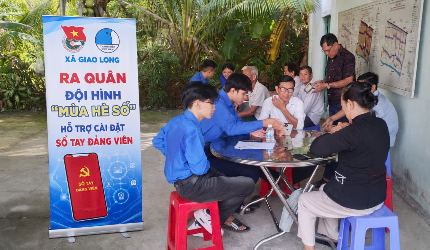 XÃ ĐOÀN GIAO LONG RA QUÂN ĐỘI HÌNH “MÙA HÈ SỐ” HỖ TRỢ ĐẢNG VIÊN THỰC HIỆN CHUYỂN ĐỔI SỐ 
