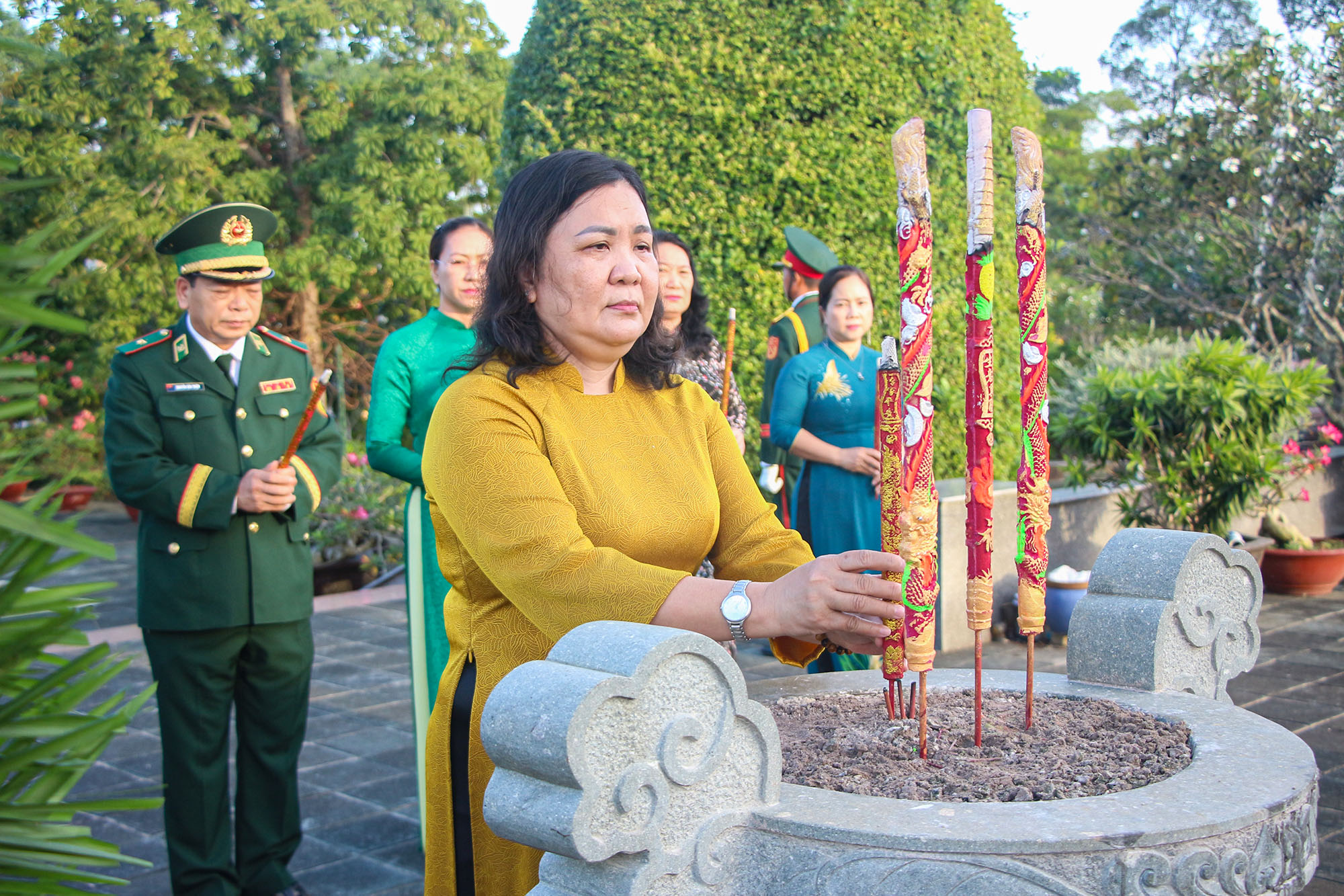Lãnh đạo tỉnh Vĩnh Long viếng Nghĩa trang Liệt sĩ nhân kỷ niệm 78 năm Ngày Thương binh - Liệt sĩ