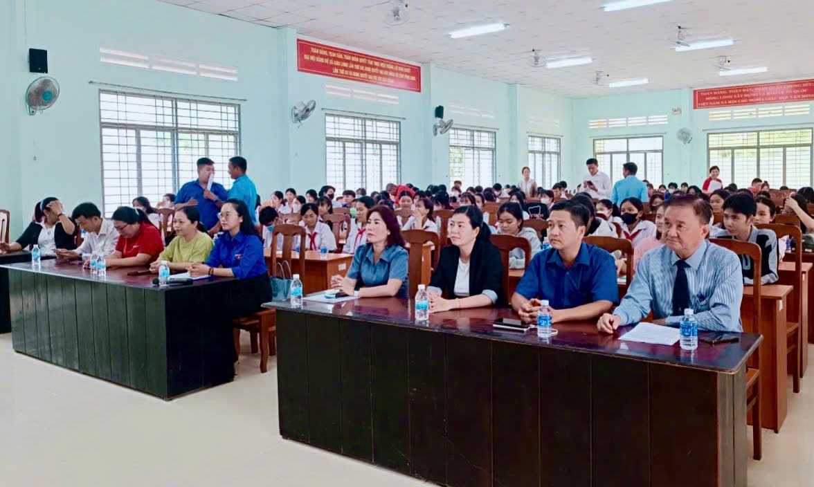 Chương trình tư vấn hướng nghiệp, giới thiệu việc làm và lao động có thời hạn ở nước ngoài, miễn phí mở tài khoản thanh toán không dùng tiền mặt và tặng sim cho Đoàn viên, thanh niên