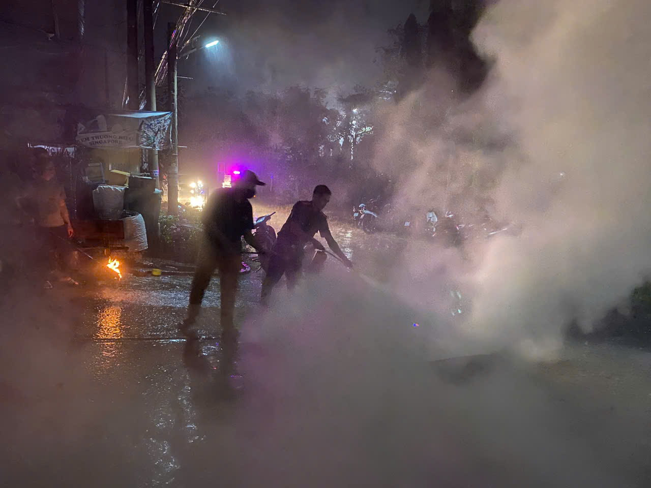 CÔNG AN XÃ GIAO LONG PHỐI HỢP CƠ SỞ LƯU TRÚ THỰC HIỆN THỰC TẬP PHƯƠNG ÁN PHÒNG CHÁY CHỮA CHÁY
