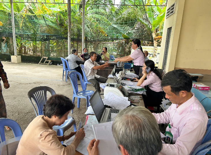 PHÒNG GIAO DỊCH NGÂN HÀNG CHÍNH SÁCH XÃ HỘI PHÚ TÚC  GIẢI NGÂN CHO SINH VIÊN THEO QUYẾT ĐỊNH 157/2007/QĐ-TTg  CỦA THỦ TƯỚNG CHÍNH PHỦ TẠI XÃ GIAO LONG