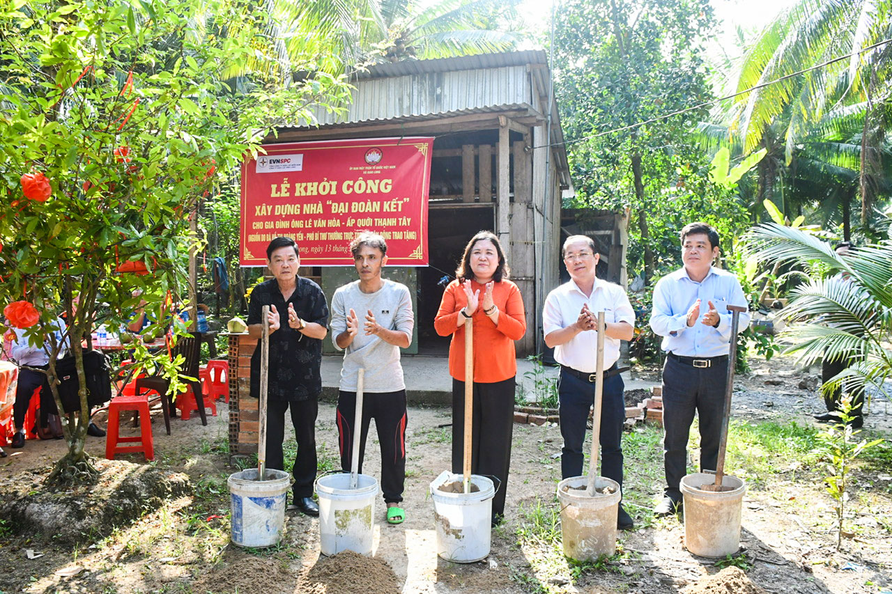 Đồng chí Hồ Thị Hoàng Yến - Ủy viên Ban Chấp hành Trung ương Đảng, Phó Bí thư Thường trực Tỉnh ủy dự lễ khởi công xây dựng nhà Đại đoàn kết cho hộ nghèo xã Giao Long
