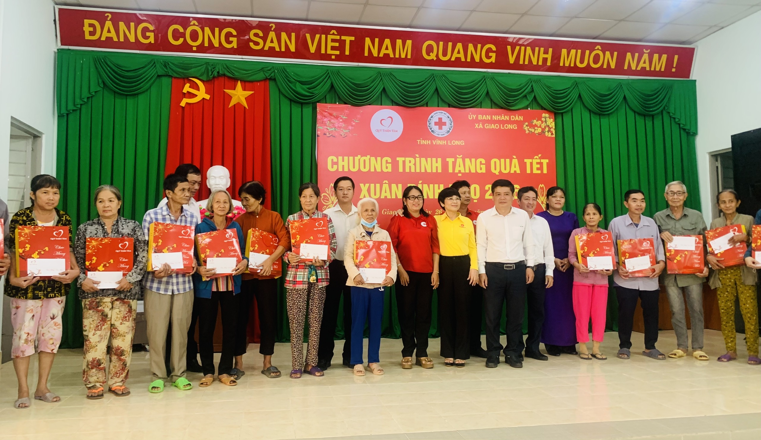 Xã Giao Long tổ chức tặng quà Tết Xuân Bính Ngọ năm 2026 cho hộ nghèo, hộ khó khăn