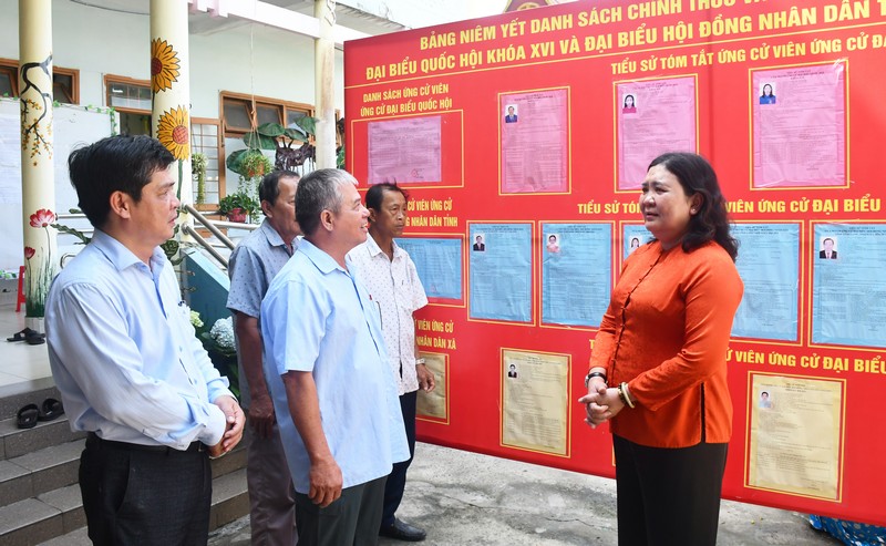 Đồng chí Hồ Thị Hoàng Yến - Ủy viên Ban Chấp hành Trung ương Đảng, Phó Bí thư Thường trực Tỉnh ủy Vĩnh Long kiểm tra công tác chuẩn bị bầu cử tại xã Giao Long
