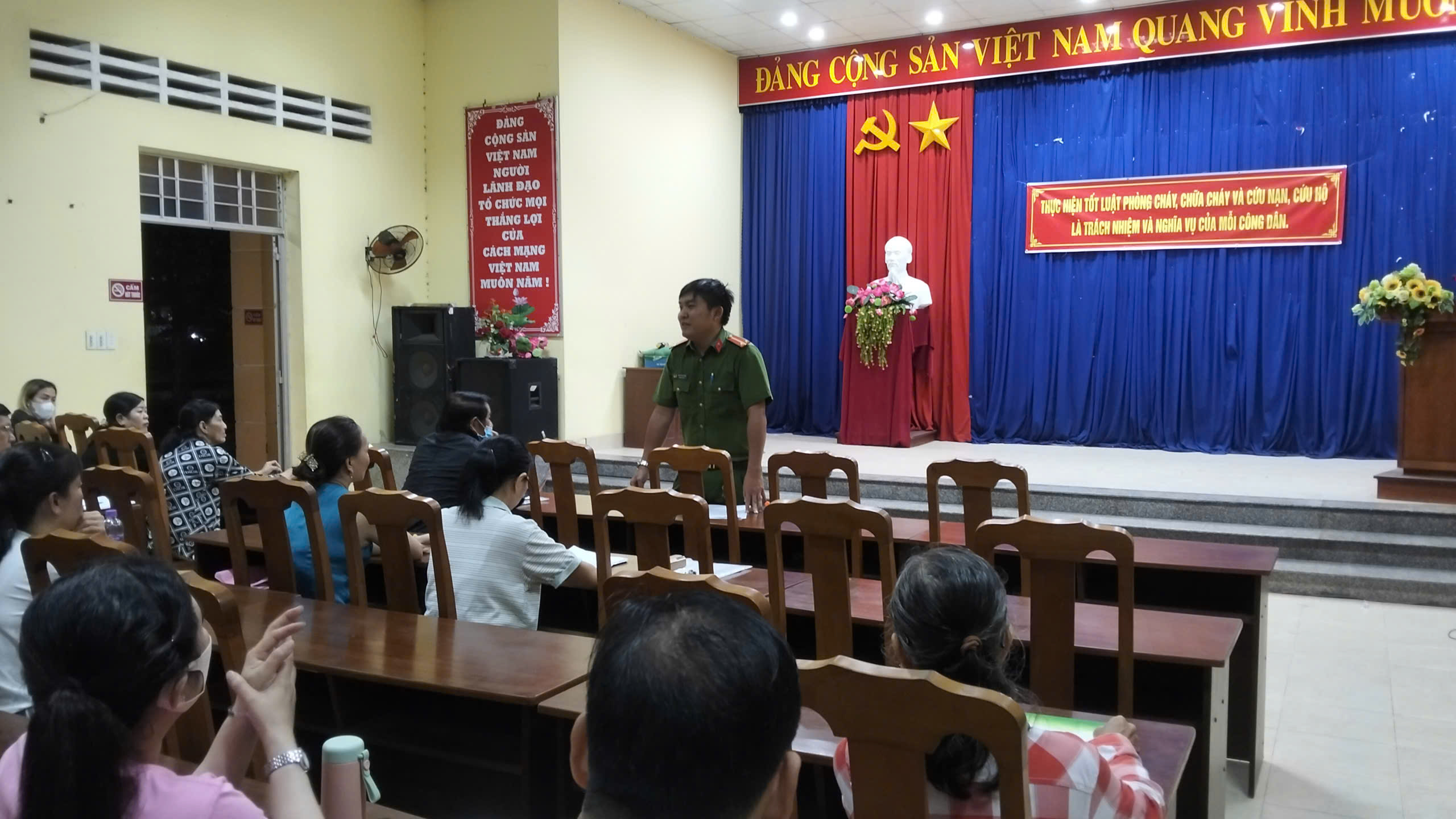 CÔNG AN XÃ GIAO LONG ĐẨY MẠNH TUYÊN TRUYỀN HƯỞNG ỨNG NGÀY TOÀN DÂN PHÒNG CHÁY CHỮA CHÁY