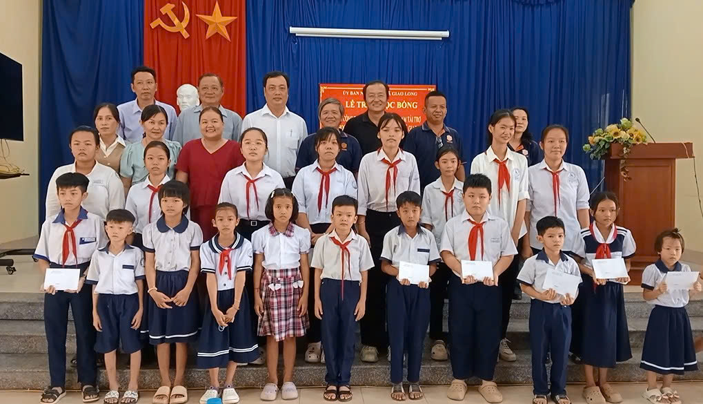 Công ty Jacobi Carbons Việt Nam trao học bổng cho 20 em học sinh nghèo, khó khăn trên địa bàn xã Giao Long 