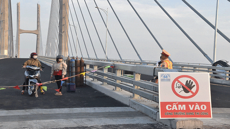 Cảnh sát giao thông yêu cầu người dân không được lên cầu Rạch Miễu 2 khi chưa hoàn thành
