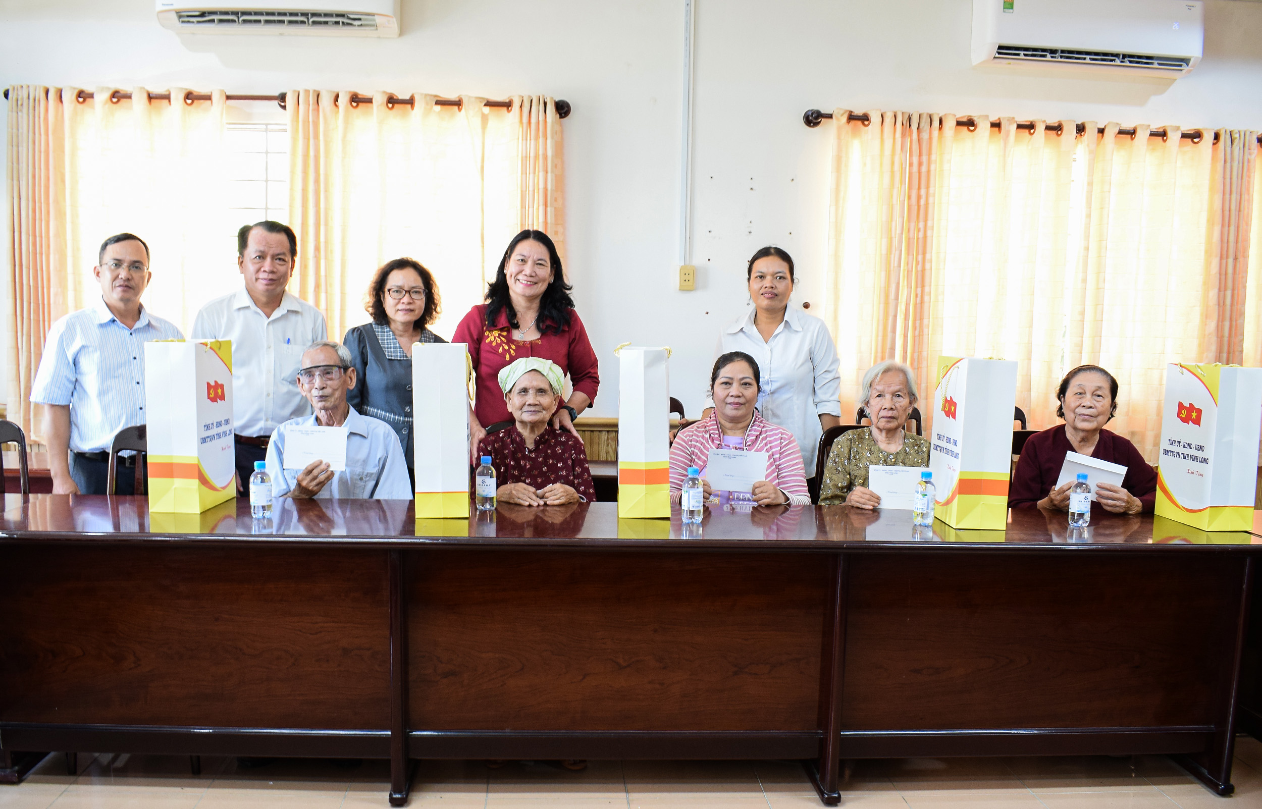 Phó Chủ tịch UBND tỉnh Nguyễn Thị Bé Mười thăm người có công, thân nhân người có công

