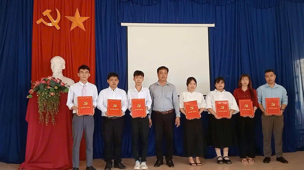 Xã Giao Long tổ chức Lễ công bố và trao quyết định tuyển dụng cho 07 viên chức đơn vị sự nghiệp giáo dục công lập